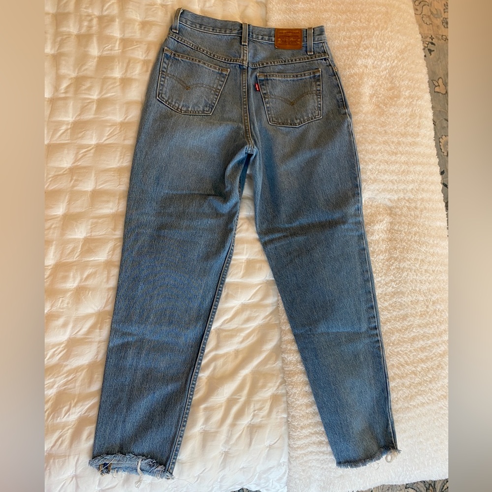 Levi’s Light Wash Mom Jean - Picture 4 of 6